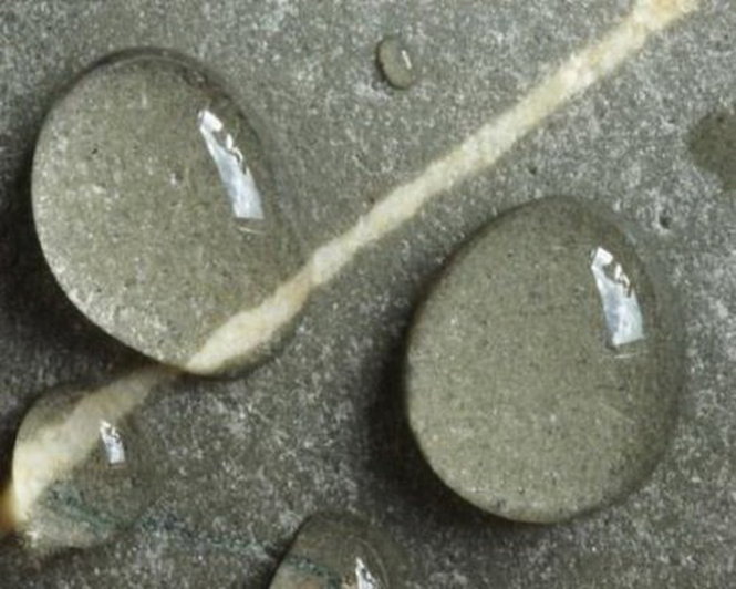 Nếu thấy giọt nước tạo thành giọt như những quả bóng nhỏ trên bề mặt đá thì tường đá của bạn đã chống thấm tốt - Ảnh minh họa: BĐS