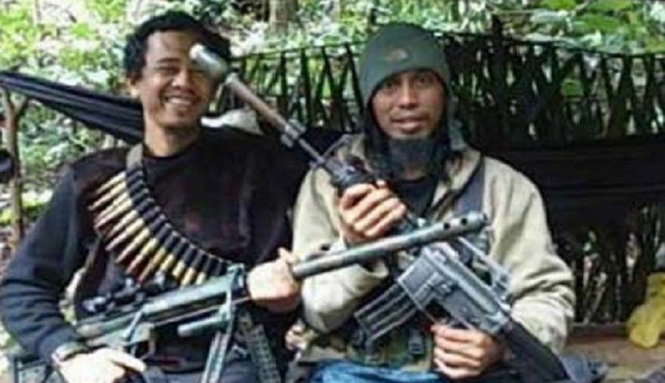 Trùm khủng bố Santoso (phải) - Ảnh: Jakarta Post