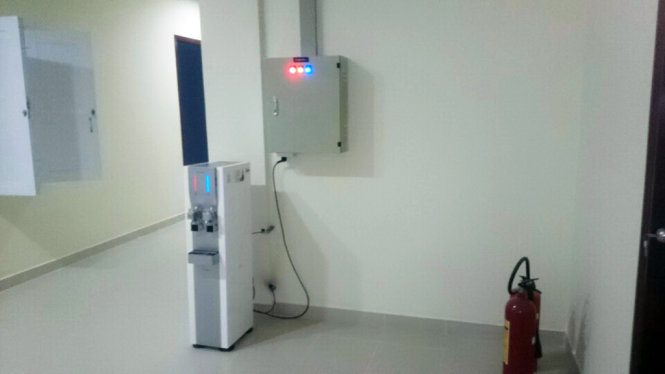 Máy nước nóng và bình chữa cháy đặt ở hành lang KTX