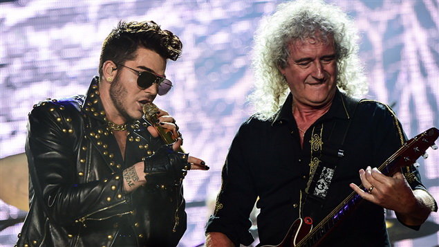 Adam Lambert và Brian May đang biểu diễn năm 2015 - Ảnh AFP