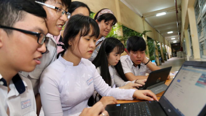 Học sinh lớp 12 Trường THPT Lương Văn Can (Q.8, TP.HCM) thi tại cụm thi Trường ĐH Sư phạm TP.HCM xem kết quả thi trên Tuổi Trẻ Online chiều 19-7 - Ảnh: Như Hùng