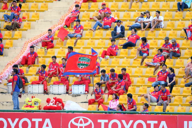 CĐV ngồi thưa thớt trên khán đài sân Gò Đậu dù trận đấu giữa Bình Dương - Than Quảng Ninh diễn ra ngày 16-7 ở vòng 16 V-League được giới chuyên môn đánh giá hấp dẫn. Ảnh: NGUYÊN KHÔI