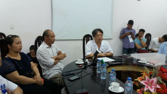 Bệnh viện gặp báo chí sáng 20-7, ông Trần Bình Giang, phó giám đốc Bệnh viện Việt Đức - áo trắng ở giữa ảnh, ngồi bên cạnh là anh trai bệnh nhân - Ảnh: THÚY ANH