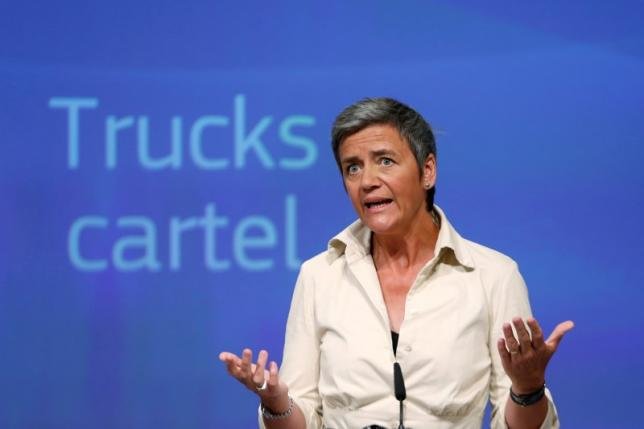Ủy viên châu Âu phụ trách cạnh tranh, bà Margrethe Vestager chủ trì cuộc họp báo công bố án phạt với các hãng sản xuất xe tải tại Brussels, Bỉ ngày 19-7 - Ảnh: Reuters