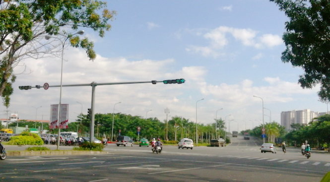 ​Cột đèn giao thông tại đại lộ Nguyễn Văn Linh (Q7) TP.HCM - Ảnh: TRÙNG DƯƠNG
