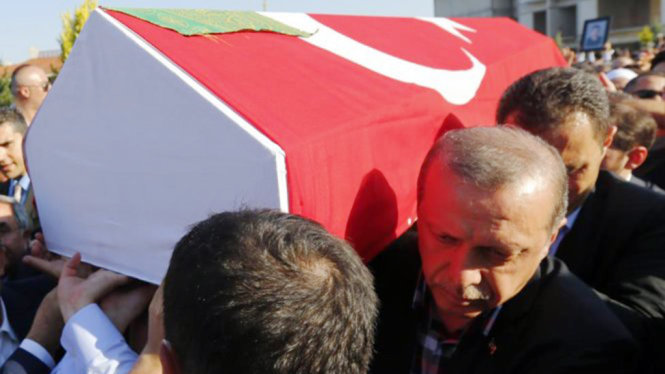 Ngày 17-7, Tổng thống Erdogan dự lễ tang một nạn nhân thiệt mạng trong cuộc đảo chính - Ảnh: Reuters