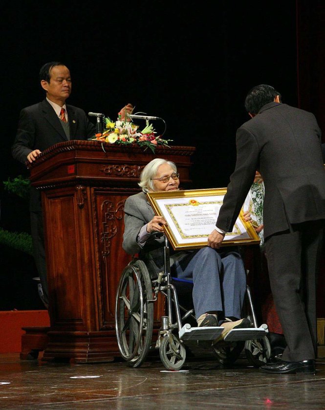 Nhà thơ Hoàng Cầm nhận Giải thưởng Nhà nước năm 2007 trong sự xúc động của nhiều người - Ảnh tư liệu Tuổi Trẻ