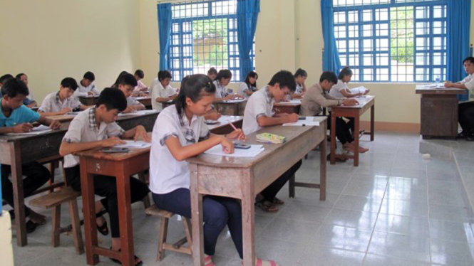 Thí sinh làm bài thi trong kỳ thi THPT quốc gia 2016 tại cụm thi tốt nghiệp do Sở GD-ĐT tỉnh Ninh Thuận tổ chức - Ảnh: Vũ Hồng