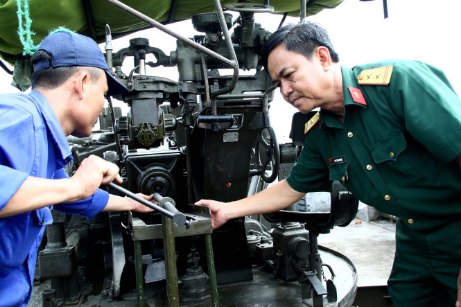 Trung tá Cao Xuân Nhung (phải) với các sáng kiến cải tiến kỹ thuật của mình - Ảnh: Tấn Đức