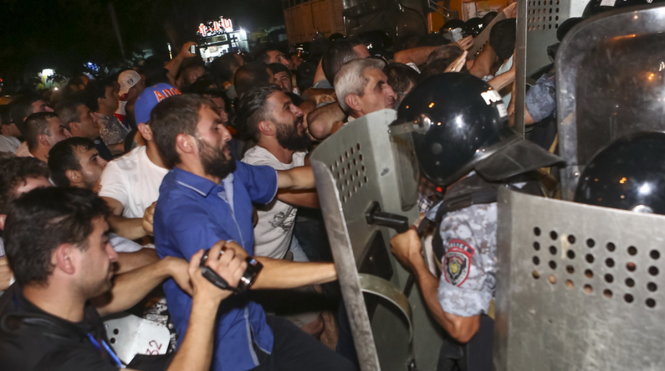 Người biểu tình đụng độ cảnh sát ở Yerevan, Armenia đêm 20-7 - Ảnh: AP