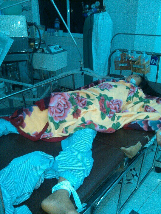 Em Thảo đang được cấp cứu tại bệnh viện đa khoa khu vực Triệu Hải trong tình trạng nguy kịch - Ảnh: Quốc Nam
