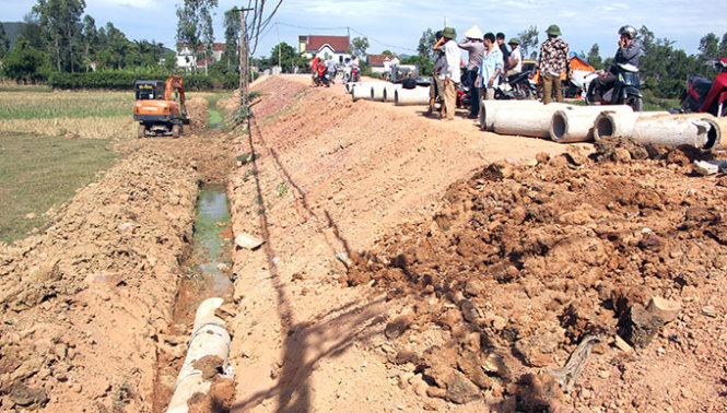 Người dân xã Nghi Vạn, huyện Nghi Lộc ngăn lắp đặt cống thoát nước từ mương nước thải Bệnh viện Lao phổi Nghệ An xả thải ra đồng ruộng - Ảnh: DOÃN HÒA