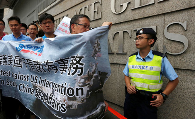 Người dân Hồng Kông ủng hộ chính quyền Bắc Kinh biểu tình trước Tổng lãnh sự quán Mỹ ở Hồng Kông sau phán quyết của PCA - Ảnh: Reuters