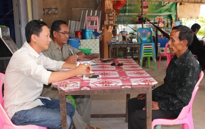 Nhân chứng S. (phải) kể với phóng viên Tuổi Trẻ vụ thảm sát hàng trăm người dân Thổ Châu bị Khmer Đỏ bắt cóc - Ảnh: T.T>