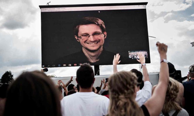 Ông Edward Snowden vẫn thường xuất hiện tại các sự kiện qua video - Ảnh: Reuters