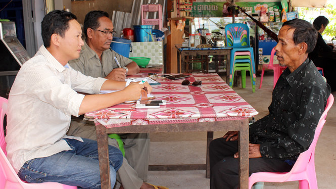 Nhân chứng S. (phải) kể với phóng viên Tuổi Trẻ vụ thảm sát hàng trăm người dân Thổ Châu bị Khmer Đỏ bắt cóc - Ảnh: T.T.