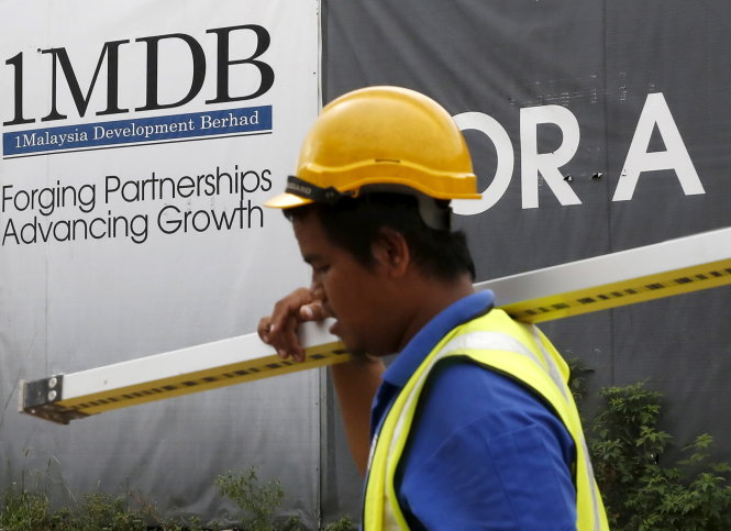 Công nhân xây dựng của Malaysia trước công trình ở thủ đô Kuala Lumpur có đầu tư của 1MDB - Ảnh: Reuters