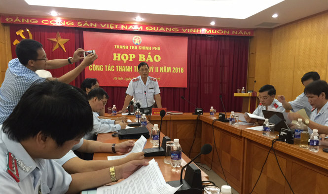 Ông Ngô Văn Khánh, phó tổng thanh tra chính phủ trả lời báo chí những câu hỏi liên quan đến Formosa tại buổi họp báo - Ảnh: THẦN HOÀNG