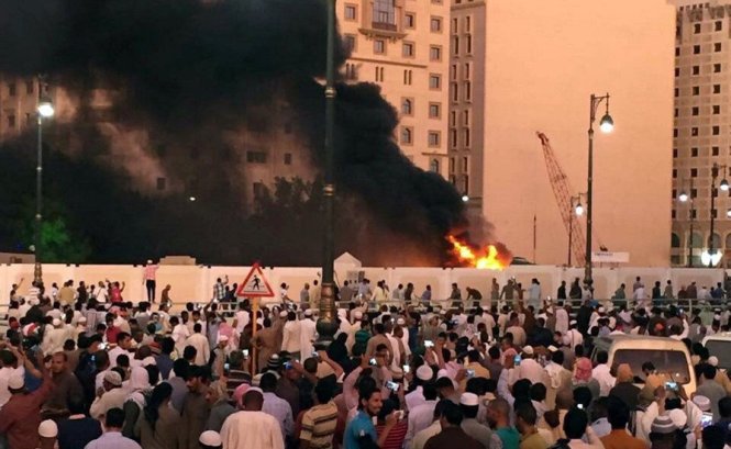 Quang cảnh vụ đánh bom Nhà thờ Hồi giáo tại Medina, Ả Rập Saudi hôm 4-7 - Ảnh: Reuters