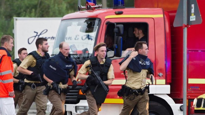 Cảnh sát Đức có mặt tại hiện trường ngay sau khi vụ xả súng xảy ra - Ảnh: EPA