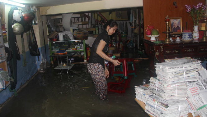 Nhà chị Lê Hoàng Thanh Trang trên đường Kinh Dương Vương bị ngập sau cơn mưa chiều 23-7 - Ảnh: Q.KHẢI
