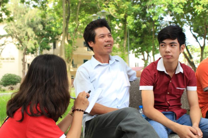 Hai cha con em Nguyễn Văn Thắng bày tỏ niềm háo hức, vượt 120km từ Nam Định đến tham gia ngày hội tư vấn xét tuyển - Ảnh: Chí Tuệ