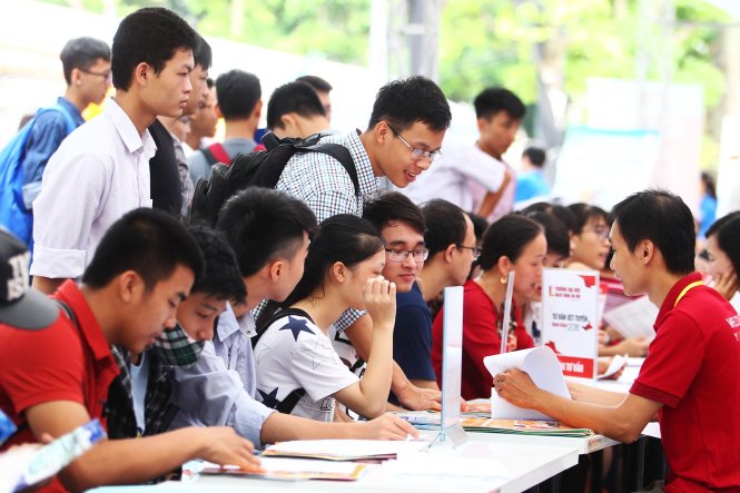 Các bạn học sinh tập trung tại khu vực trường ĐH  Bách Khoa Hà Nội  để nghe tư vấn - Ảnh: Nguyễn Khánh