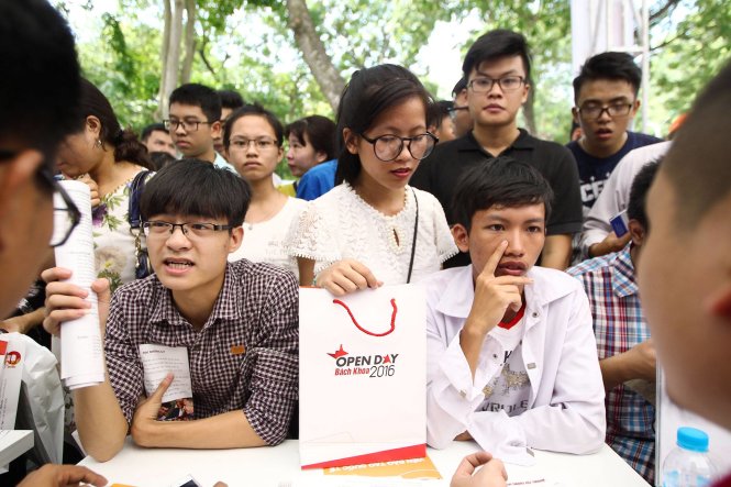 Các thí sinh đặt câu hỏi cho các chuyên gia giáo dục tại gian tư vấn ĐH Bách Khoa HN - Ảnh: Nguyễn Khánh