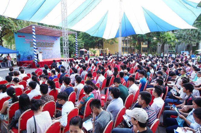 Đông đảo các thí sinh và các bậc phụ huynh đã đến tham dư ngày hội tư vấn xét tuyển ĐH, CĐ 2016 tại Hà Nội - Ảnh: Nguyễn Khánh