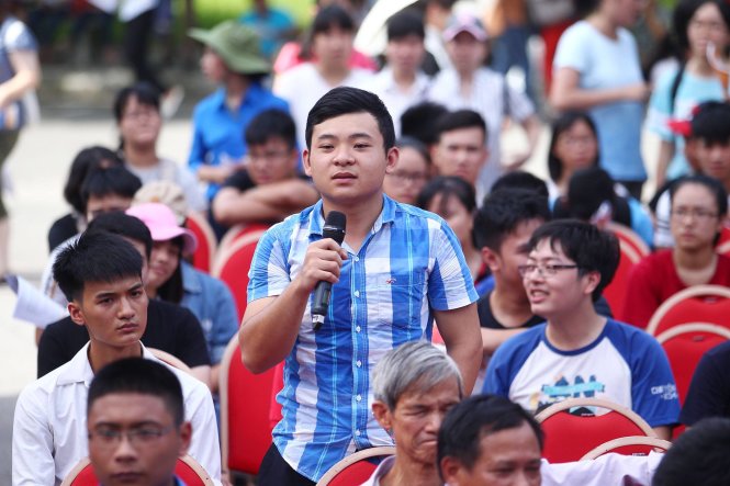 Một thí sinh đặt câu hỏi cho các chuyên gia giáo dục liên quan đến nhóm ngành công nghệ thông tin - Ảnh: Nguyễn Khánh