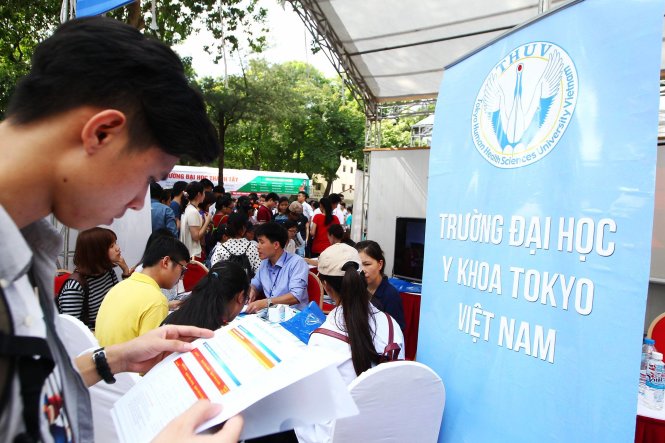 Các thí sinh tìm hiểu thông tin tại trường ĐH Y khoa Tokyo Việt Nam - Ảnh: Nguyễn Khánh