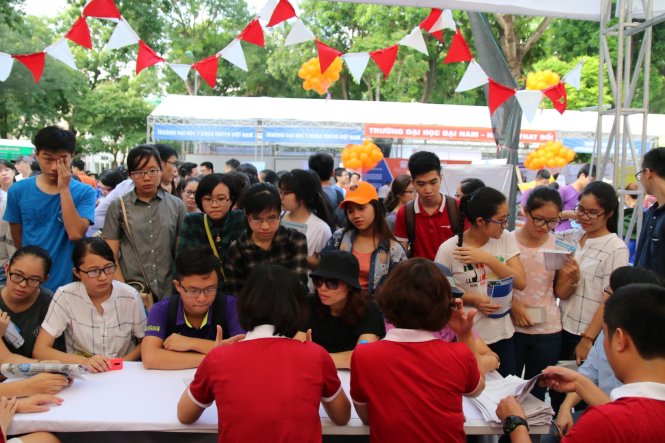 Rất đông học sinh quan tâm đến gian hàng của Đại học Ngoại thương - Ảnh: HOÀI NAM