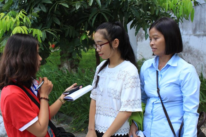 Mẹ con em Lương Thị Khánh Huyền cũng lo lắng khi không biết số điểm của Huyền hiện tại có thể vào trường ĐH Kinh tế quốc dân hay không - Ảnh: Chí Tuệ