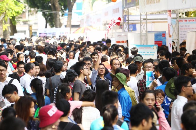 Hàng ngàn các bạn học sinh và phụ huynh đã đến tham dự Ngày hội tư vấn xét tuyển ĐH, CĐ 2016 - Ảnh: Nguyễn Khánh