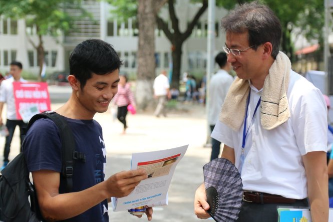 Giảng viên Nobuyoshi Koiwa của trường ĐH Y khoa Tokyo Việt Nam đứng dưới nắng nóng trực tiếp tư vấn cho các bạn thí sinh - Ảnh: Hoài Nam
