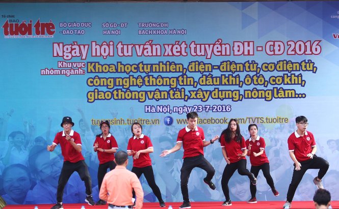 Một tiết mục văn nghệ của trường ĐH Ngoại thương Hà Nội - Ảnh: Nguyễn Khánh
