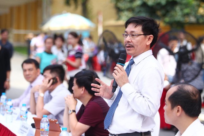 PGS Trần Văn Tớp, phó hiệu trưởng Trường ĐH Bách Khoa Hà Nội, trả lời câu hỏi của các các bạn thí sinh - Ảnh: Nguyễn Khánh