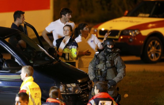 Một cảnh sát đặc nhiệm làm nhiệm vụ gần trung tâm thương mại Olympia - Ảnh: Reuters
