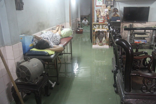 Một nhà dân trên đường Kinh Dương Vương bị ngập sau mưa - Ảnh: Q.KHẢI