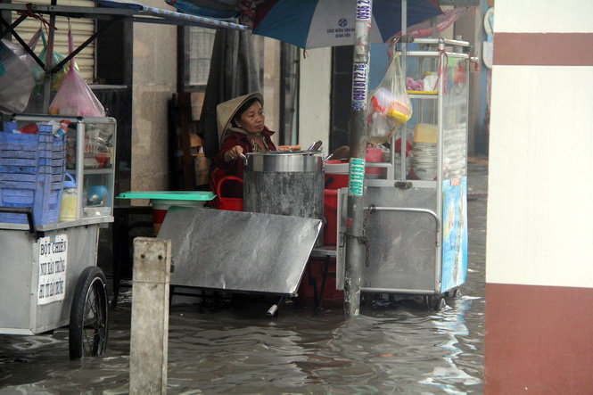 Một khu vực ở P.An Lạc A, Bình Tân bị ngập sau cơn mưa chiều 23-7 - Ảnh: Q.KHẢI