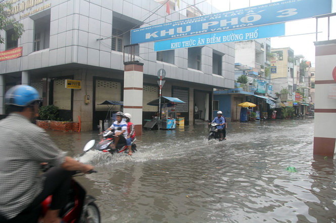 Đường vào khu phố 3 P.An Lạc A, Bình Tân bị ngập sau mưa - Ảnh: Q.KHẢI