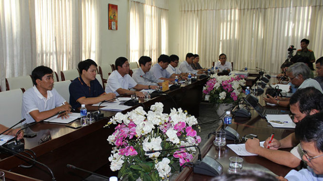 Ông Trần Quốc Nam, phó chủ tịch UBND tỉnh Ninh Thuận (thứ hai từ trái qua) - chủ trì buổi họp báo - Ảnh : MINH TRÂN