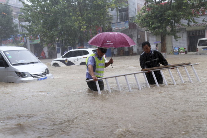 Mùa hè năm nay, mưa lớn và ngập lụt xảy ra tại nhiều khu vực rộng lớn tại Trung Quốc khiến hơn 200 người thiệt mạng - Ảnh: AP