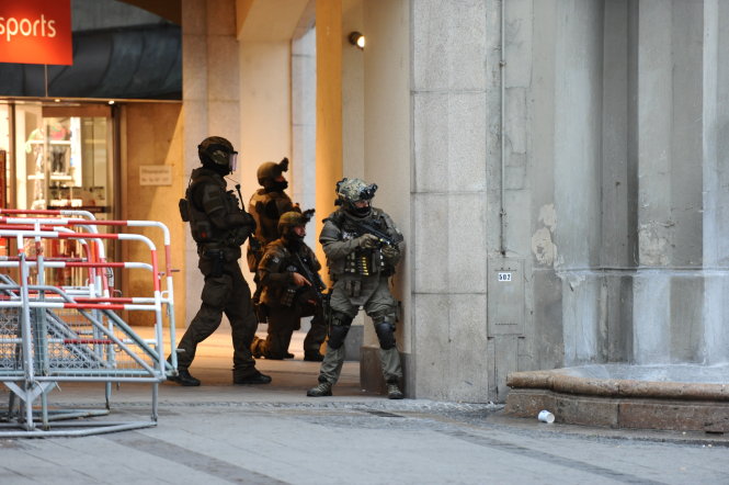 Lực lượng cảnh sát tại quảng trường Karlsplatz (Stachus) sau khi nhận được thông báo về vụ xả súng ở trung tâm mua sắm Olympia - Ảnh: AP