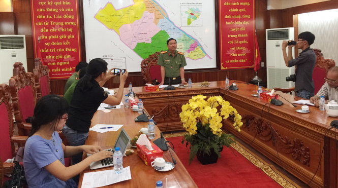 Đại tá Trần Ngọc Hạnh, giám đốc Công an TP Cần Thơ, cho biết số tiền mà những người này thu từ các doanh nghiệp lên đến gần 3,5 tỉ đồng - Ảnh: LÊ DÂN