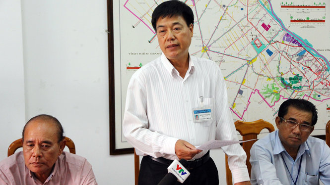 Ông Trịnh Ngọc Vĩnh, phó giám đốc Sở Giao thông vận tải TP Cần Thơ (đứng), cho biết sở bất ngờ với việc ba thanh tra giao thông bị bắt về hành vi nhận hối lộ - Ảnh: Chí Quốc