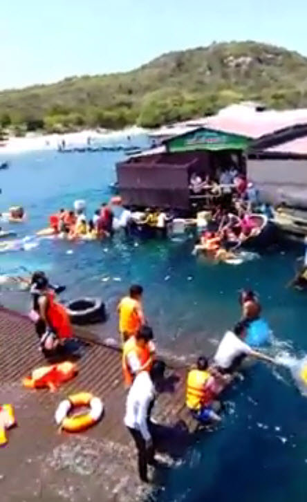 Hiện trường vụ sập bè nổi, mọi người đang cố gắng cứu những người bị rơi xuống nước - Ảnh chụp từ clip