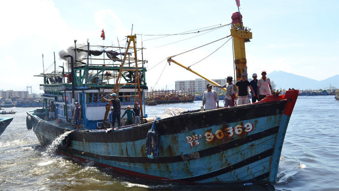 Tàu ĐNa 90369 TS chuẩn bị cập cảng cá Thọ Quang - Ảnh: Nguyễn Cầu