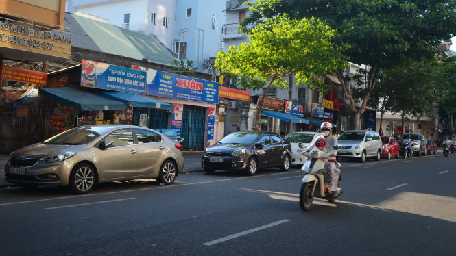 Xe hơi nối đuôi nhau đậu dưới lòng đường, trước các hàng quán trên đường Trần Phú khu vực gần chợ Hàn, Đà Nẵng - Ảnh: TẤN LỰC