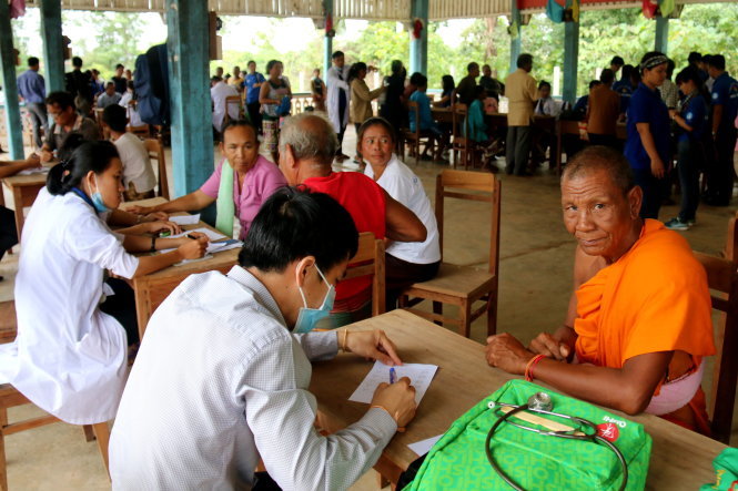 Đã có 2.000 người dân tỉnh Champasak được các bác sĩ VN khám và phát thuốc - Ảnh: NGỌC HIỂN